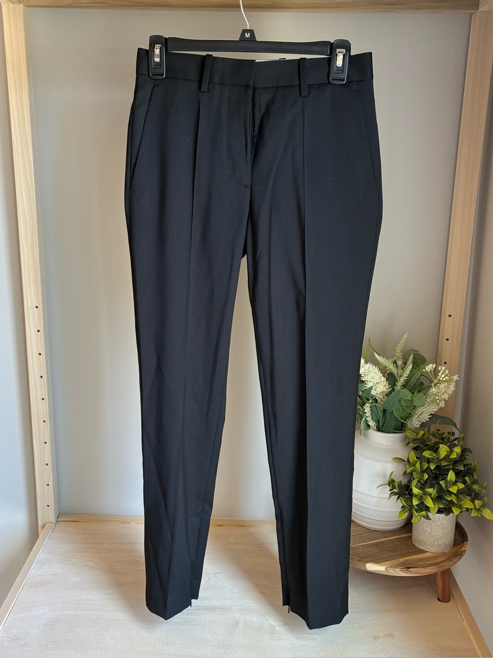 Helmut Lang Virgin Wool Pants Sz 00
Straight Leg‎ Pleated Front Quiet
Luxury